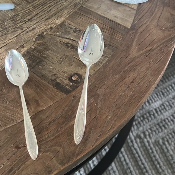 Vintage Oneida 5 pc Flatware Set: - Picture 11 of 16